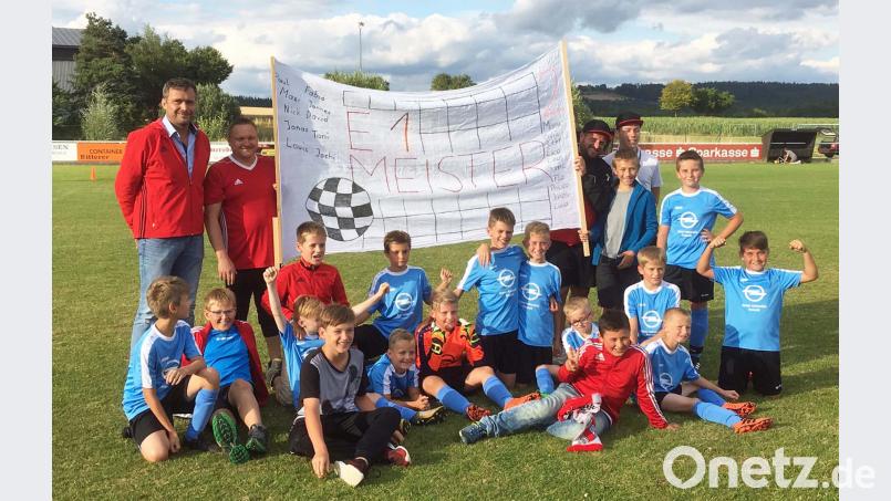 „Wir sind Meister“, freuten sich die E-2-Mannschaft des SC mit ihren Betreuern Matthias Dromann und Bastian Strauß (rechts neben dem Banner) sowie für das die E-1-Team die Trainer Gerhard Schindler und Berthold Schwemmer (links). ü