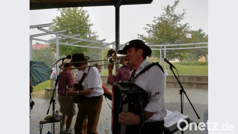 Der &quot;Eisenbahn-Zoigl-Express&quot; feiert mit den Zuhörern. Die Musikanten lassen sich auch durch einen Gewitterschauer nicht vom Spielen abhalten dob