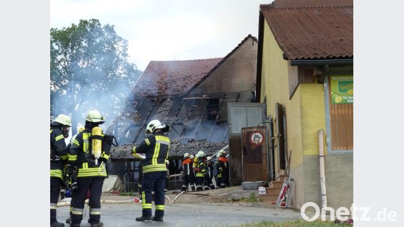 Der Großbrand in Schmalhof forderte die Einsatzkräfte enorm. Einige Feuerwehrleute zogen sich Rauchgasvergiftungen zu und wurden im Krankenhaus stationär behandelt. CV