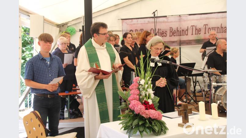 Pfarrerin Ruth Schlinke, Pfarrer Wolfgang Dietz und Pastoralassistent Christian Glaser (vorne von rechts) haben den Gottesdienst von kirchlicher Seite her mitgestaltet. frd