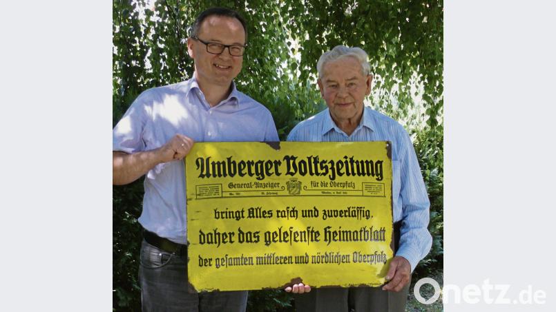 Hans Rupprecht (rechts) übergibt die historische Emaille-Tafel an AZ-Reporterchef Markus Müller. ö