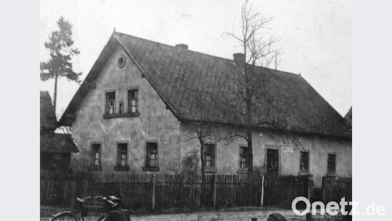 Das Stöckerhaus um 1930: Rechts, zwischen Fenster und Tür, ist die Agenturtafel angebracht. ö