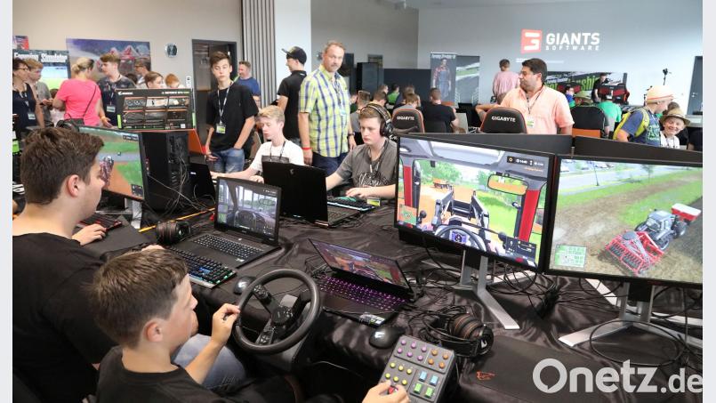 Lenkrad, Joystick, Maus und Tastatur – das sind für diese Jungs die Hilfsmittel, um mit ihren Landmaschinen über virtuelle Felder zu fahren. Gerhard Götz