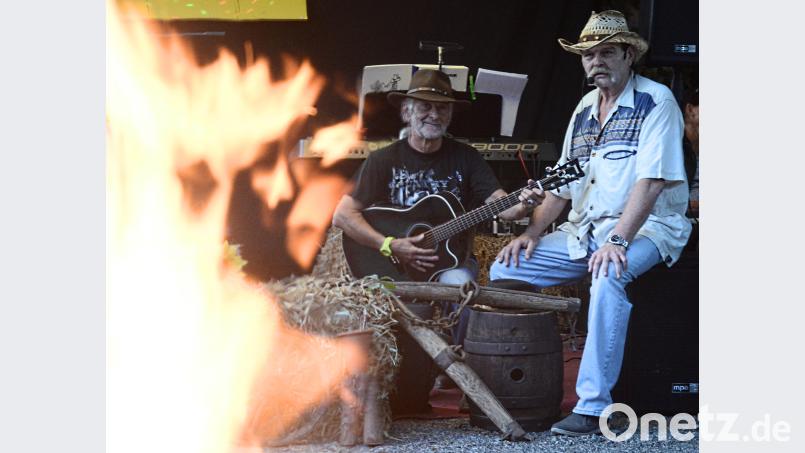 Lagerfeuerromantik auf der "Live Stage" mit dem Country-Duo Paul und Harry. Kunz