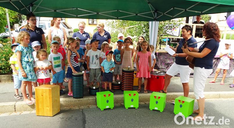 Mit einem Sommerlied erfreuen die Kleinen vom Kindergarten St. Dionysius die zahlreichen Gäste. Dobmeier