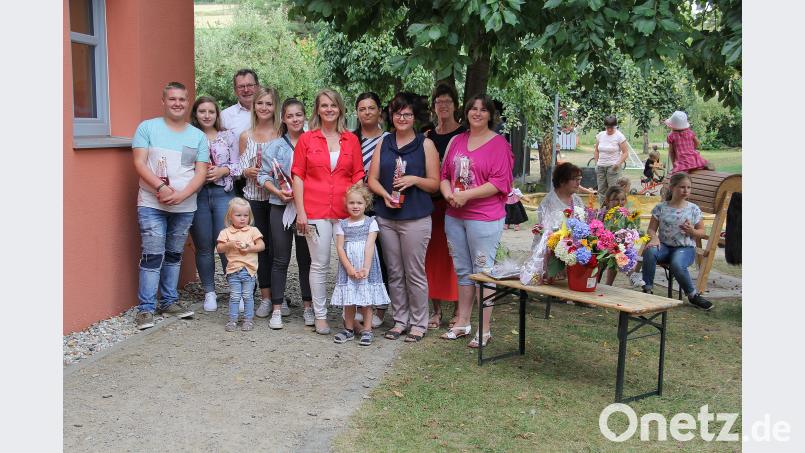 Das aktuelle Kindergartenteam mit Leiterin Sonja Reitinger (vorne Mitte) und Bürgermeister Martin Prey (hinten links) stellte sich zum Erinnerungsbild. boj