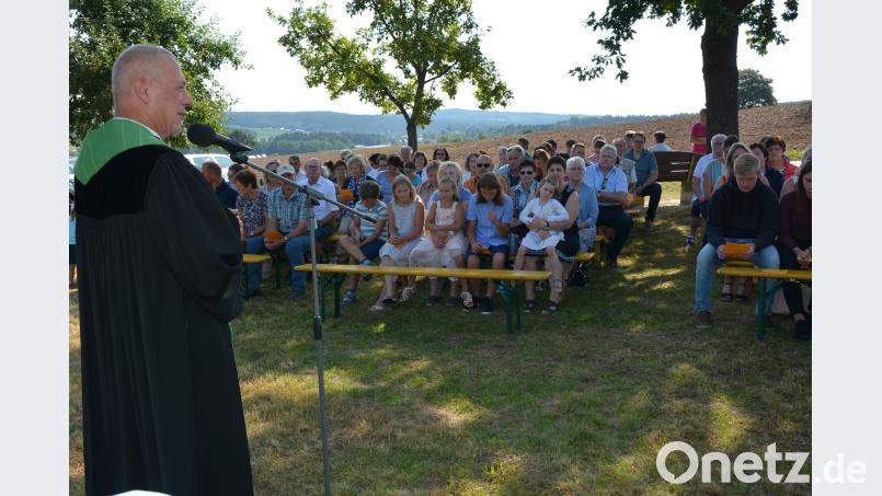 Pfarrer Klaus Wenning feierte am Sonntagvormittag einen Gottesdienst beim Schlößl. jr