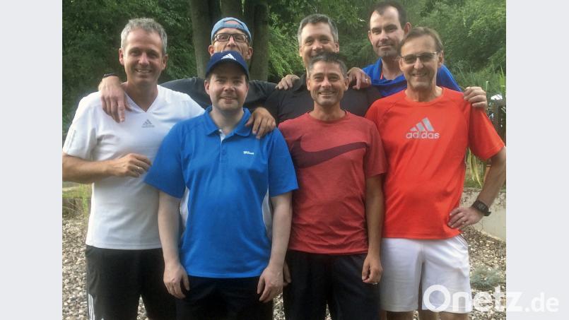 Geschafft: Trotz einer 4:5-Niederlage sind die Herren 40 Bezirksliga-Meister und steigen in die Landesliga auf. Gegen Auerbach spielten: Achim Neupert, Michael Binder, Jörg Holzkämper, Jochen Runkel, Michael Striegl, Holger Humpelstetter und Fritz Kritzenthaler (von links nach rechts). LST