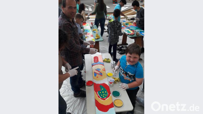 Viel Gold und dunkelbunte Farben verwendeten Schüler, Eltern und Lehrer für die Zaunlatten, die sie beim Künstlertag im Stil von Hundertwasser gestalteten. exb