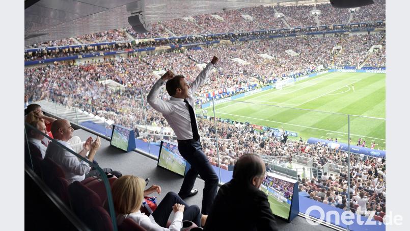 Oui, oui, oui! Emmanuel Macron (M), Präsident von Frankreich, jubelt über ein Tor seines Teams auf der Tribüne. Alexei Nikolsky/Pool Sputnik Kremlin/dpa