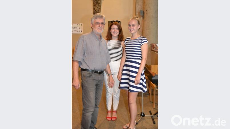 Luis und Mirijam Denz sowie Klará Grusová (von links) begeistern bei der musikalischen Andacht hcz