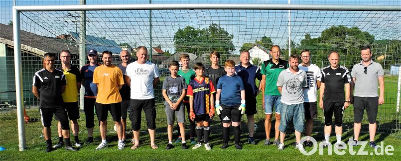 Von diesem Training haben sicher alle für ihre Spielpraxis profitiert. Jürgen 		Pankoff-Sosnowski, Torwarttrainer der SpVgg SV Weiden (links) und Manfred 		Lederer, DFB-Stützpunkttrainer, Weiden (Zweiter von rechts) leiteten das 		Torwarttraining der D- bis A-Junioren in Kohlberg. JML