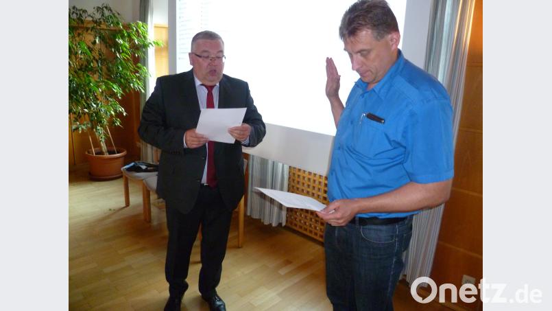 Als Nachrücker von Monika Epp vereidigt Bürgermeister Josef Reindl (links) den Neuersdorfer Thomas Sehr (CSU). usc