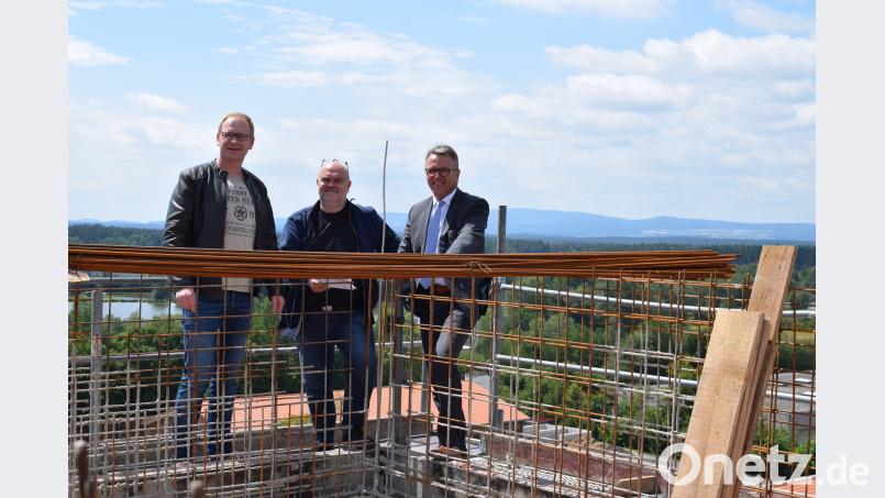 Bauleiter Stefan Dostler, Architekt Peter Brückner und Bürgermeister Franz Stahl genießen den außergewöhnlichen Ausblick. Nicht wegen seiner Höhe von 24 Metern hat der Übungsturm des neuen Feuerwehrgerätehaus ein Alleinstellungsmerkmal in der Stadt. szl