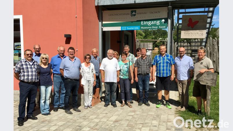 Im Geschichtspark Bärnau-Tachov informierte sich der Marktgemeinderat um Bürgermeister Maximilian Beer (Zweiter von rechts). Der Vorstand des Trägervereins Alfred Wolf (rechts) führte die Gruppe persönlich. Markt Schwarzhofen