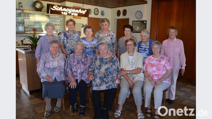 Organisatorin Traudl Stangl (Zweite von links, vorne) und Gastgeberin Berta Kappl (Dritte von links) im Kreise der ehemaligen Mitschülerinnen. 	Bild: sl sl