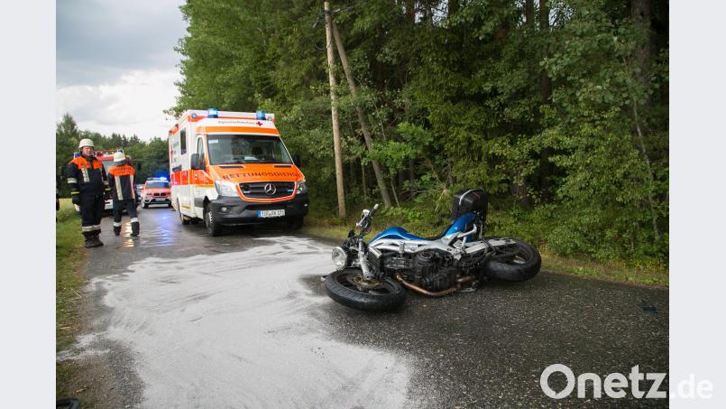 Eine Motorradfahrerin wurde bei Tannenlohe schwer verletzt. Roland Wellenhöfer