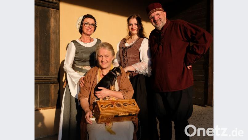 Vor der Kloster-Scheune imponierte das Ensemble „Frankenkralle“ mit spannenden Geschichten über Kaiser Karl IV. Musikalisch begleitet wurde das Trio von Ulrike Bergmann. do