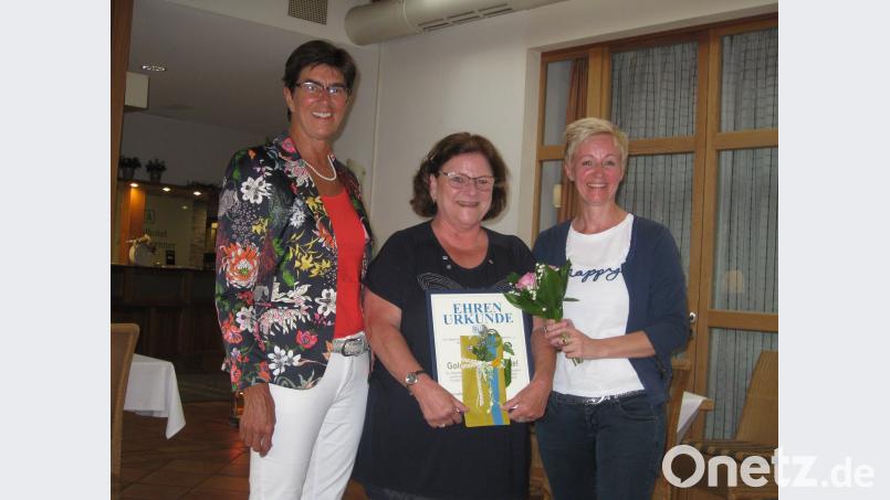 Ursula Schroll (links) und Michaela Bergmann (rechts) freuen sich mit Ruth Kappl (Mitte) über deren Auszeichnung mit der Goldenen Ehrennadel des BLLV. ads