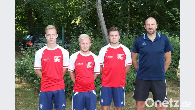Die Neuzugänge des SV Sorghof, (von links) Nico Krieger, Mathias Ehler und Maximilian Grundler mit Trainer Hans-Jürgen Plößl. Ertl