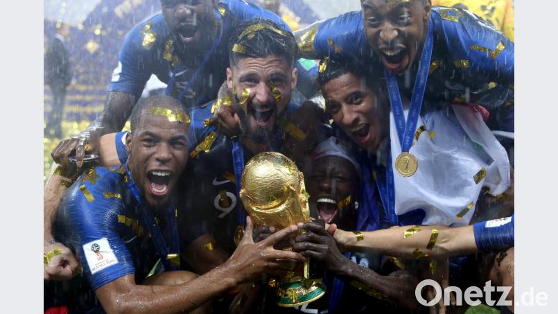 Frankreich jubelt mit dem WM-Pokal. Jorge Arciga/NOTIMEX/dpa