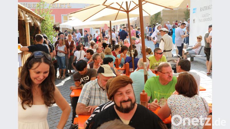 Geselligkeit beim Mittelalter-Markt. Gerhard Götz