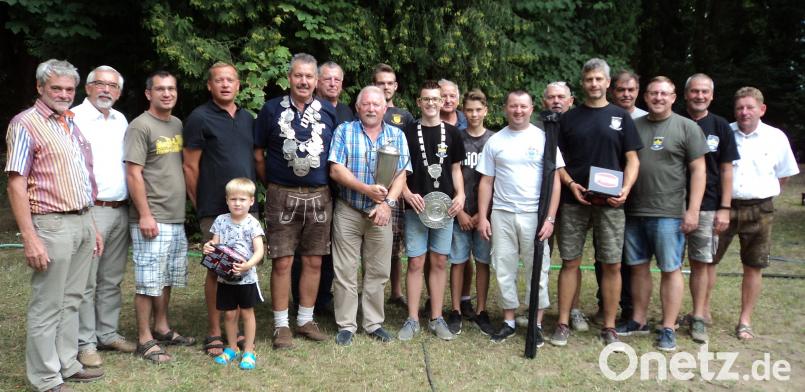 Vereinsmeister der Sportangler ist Hans Böckl (Mitte mit Pokal), links von ihm Hans Wifling als Fischerkönig, rechts von Böckl Johannes Hintermeier, der Jungfischerkönig. Ganz links Vorsitzender Rudi Lindner und Bürgermeister Manfred Rodde, rechts außen der stellvertretende Vorsitzende Jürgen Müller. ksi