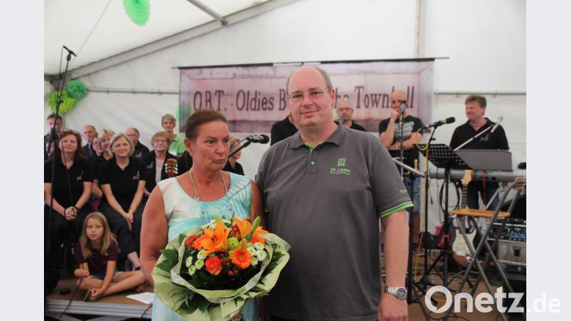 Sandra Löw dankte Heimleiter Christian Hien für das gute Klima im Haus „Jägerhof“. frd