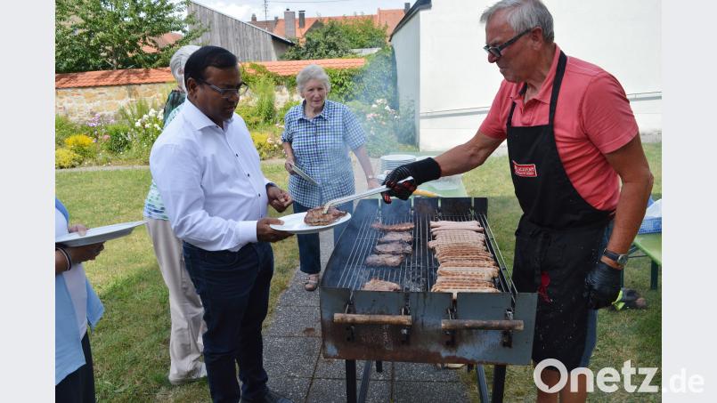 Mesner Ernst Andraschko (rechts) fungierte beim Seniorennachmittag als Grillmeister und verwöhnte auch Pfarrvikar Hruday Madanu mit leckeren Grillspezialitäten. rha