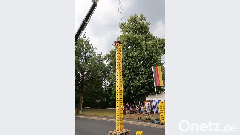 Keine Langeweile gab es bei den jungen Festbesuchern. Beim Bierkisten-Stapeln puschten sich bereits die jüngsten Festbesucher in luftige Höhen bsc
