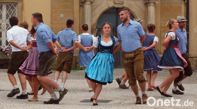 Die Ensdorfer Kirwapaare zeigten beim Caritas-Sommerfest ihre Tänze. sön