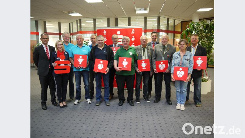 Siebenfache Freude: Die Spendenempfänger der Sparkasse zusammen mit (von links) dem Vorstandsvorsitzenden Dieter Meier und Kathrin Schmidt (Marketing &amp; Kommunikation). hka