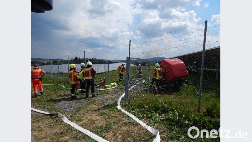 Die Einsatzkräfte bauten einen dreifachen Brandschutz in sichererer Entfernung auf. FF KEM