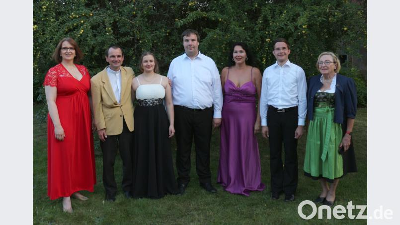 Nach der Veranstaltung stellten sich die Künstler/innen zu einem Erinnerungsfoto mit ihrer Mentorin Frau Meyer-Adam bereit. rpp