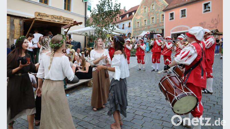 Am Sonntag wurde ab 19 Uhr abgebaut. Die Jugendblaskapelle zog von Stand zu Stand, blies „Atemlos“ und hatte noch ihr Vergnügen. Auch in manch anderen „Nestern“ feierten einige Nabburger weiter. Gerhard Götz