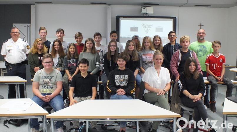 Die Ausbilder Josef Prill (hinten, rechts) und Willi Fritz (links) schulen die neuen „Schoolguards“ exb