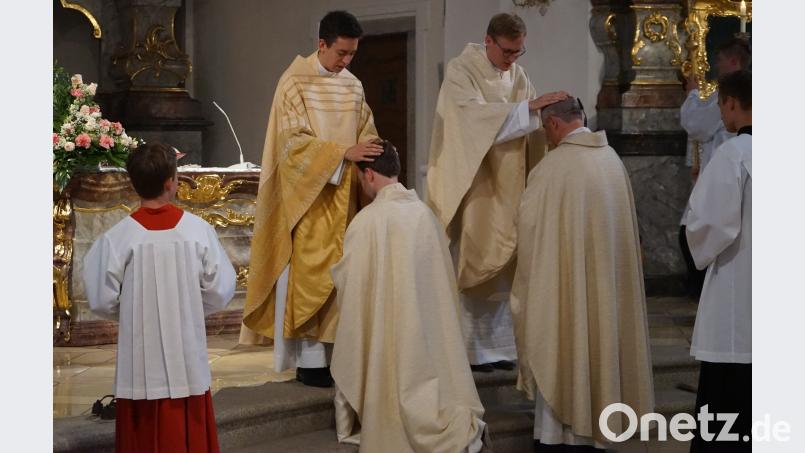 Die beiden Neupriester spendeten den Primizsegen zuerst den Geistlichen und dann allen Gottesdienstbesuchern. exb