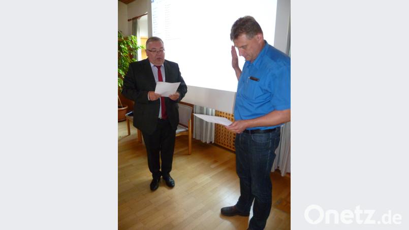 Als Nachrücker von Monika Epp vereidigte 1. Bürgermeister Josef Reindl (links) den Neuersdorfer Kommunalpolitiker Thomas Sehr (CSU). usc