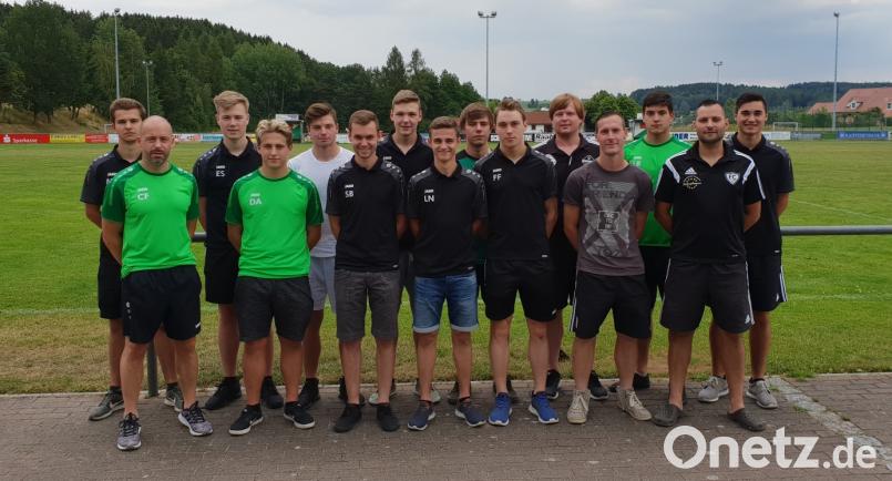 Der FC OVI-Teunz setzt weiter auf eigene Talente. Punktuell wurde der Kader des Bezirksliga-Aufsteigers durch externe Neuzugänge verstärkt: Maximilian Ebnet (hinten von links), Elias Schießl, Kilian Fischer, Andreas Fischer, Daniel Sorgenfrei, Heiko Winklmann, Lukas Baumer, Johannes Kretschmer sowie (vorne von links) Trainer Claus Frank, Daniel Augustin, Sebastian Baier, Lukas Neuber, Fabian Frank, Thomas Krause und Daniel Wellnhofer. exb