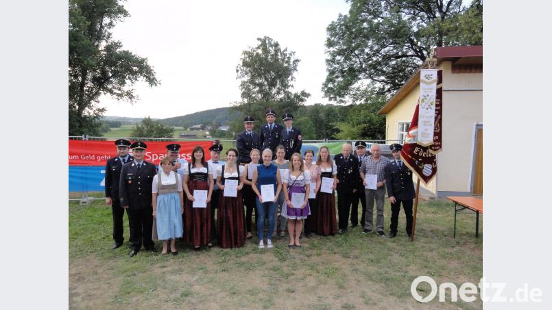 Vorstand und Bürgermeisterin Marianne Rauh (vorne links) zeichnen treue Mitglieder der Feuerwehr aus. pap