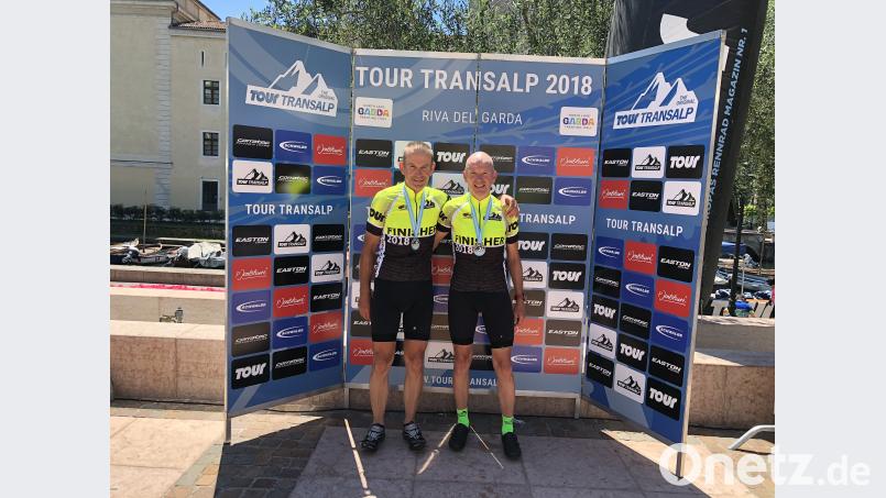 Walter Frank (links) und Bernd Büsching im Finisher-Trikot und mit den Medaillen am Ziel in Riva del Garda. marathon-photos.com/exb