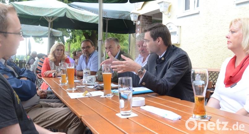 Landtagskandidat Stephan Oetzinger (Zweiter von rechts) diskutiert aktuelle Themen, links daneben Vorsitzender Hans Forster. Kunz