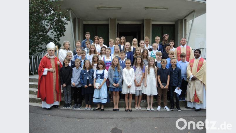 Weihbischof Reinhard Pappenberg erteilt den Buben und Mädchen von St. Elisabeth und Maria Waldrast das Sakrament der Firmung. exb