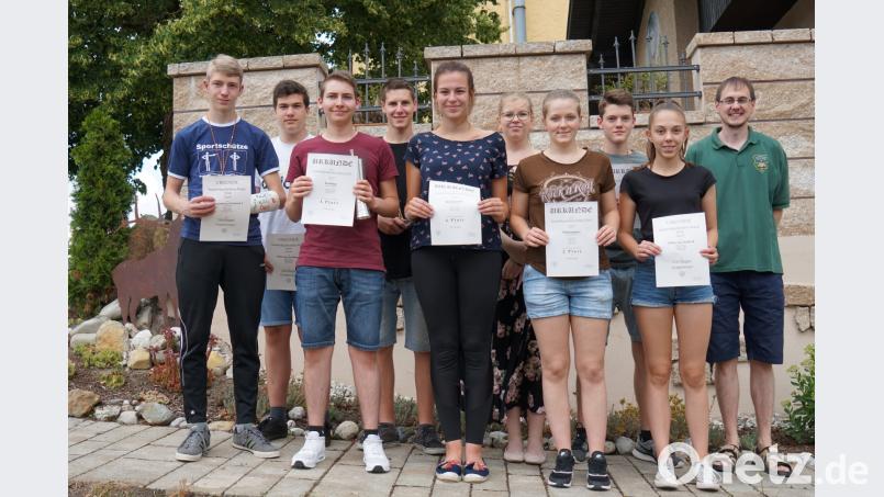 Urkunden und Pokale gab es auch für die besten Schützen bei der Jugend. exb