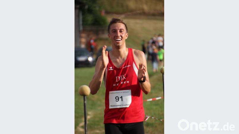 Strahlender Zieleinlauf des Tagesschnellsten: Swen Arnold (DJK Weiden) kro