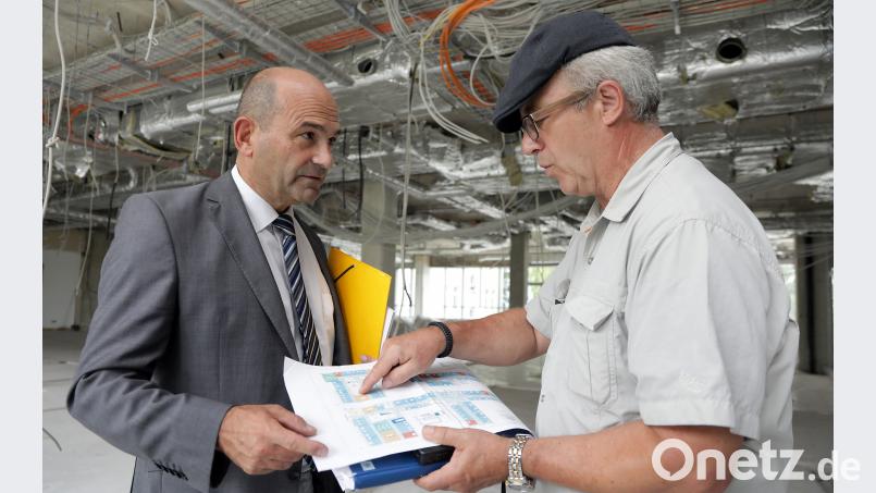 Der OP-Bereich des Bundeswehrkrankenhauses ist entkernt, und Bauleiter Wolfgang Eckardt (rechts) zeigt Markus Schick, dem Leiter des Aufbaustabes, wie hier die Büros für die Mitarbeiter angeordnet werden. Wolfgang Steinbacher