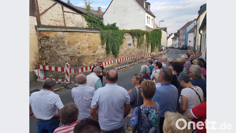 An der Stadtmauer in der Karolinenstraße erläutert Bürgermeister Bernd Sommer auch den aktuellen Sachstand im Hinblick auf die Renovierung. exb