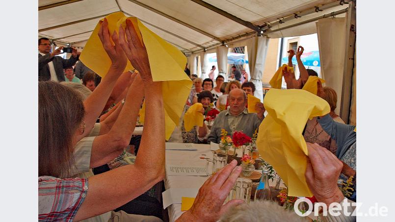 Gelbe Tücher flatterten als die Sternstundengruppe der Sozialstation das Lied vom Aufgang der Sonne sang. sön