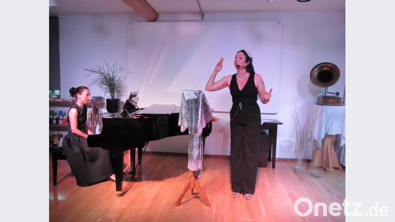 Sopranistin Franziska Dannheim und Pianistin Jeong-Min Kim verwandeln die &quot;Fledermaus&quot; in ein unterhaltsames Duett. aks