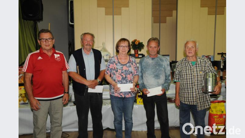 Christa Himmler holt sich die Siegprämie beim Preisschafkopf des SC Luhe-Wildenau. Georg Duschner (Zweiter von links) kommt auf Platz zwei, Konrad Hörl (Zweiter von rechts) landet auf Rang drei. Den Trostpreis gewinnt Ottmar Dötzer (rechts). Den erfolgreichen Kartlern gratuliert SC-Chef Willi Hagler (links). bey